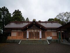 ５６歳で天皇に即位した継体天皇は、越前国を離れるにあたって、自らの御生霊を鎮めました。 

それが現在の足羽神社で、山を少し下ったところに鎮座しています。 

治水事業に当たって安全祈願のために朝廷から勧請した大宮地之霊も祀られています。 

戦国の兵乱によって廃れていましたが、柴田勝家や松平家によって復興され、現在に至っています。 

一時期「女系天皇」なるものが叫ばれましたが、たとい血筋が遠くても皇統を守らなければならないことを、継体天皇の即位という事実は教えてくれます。