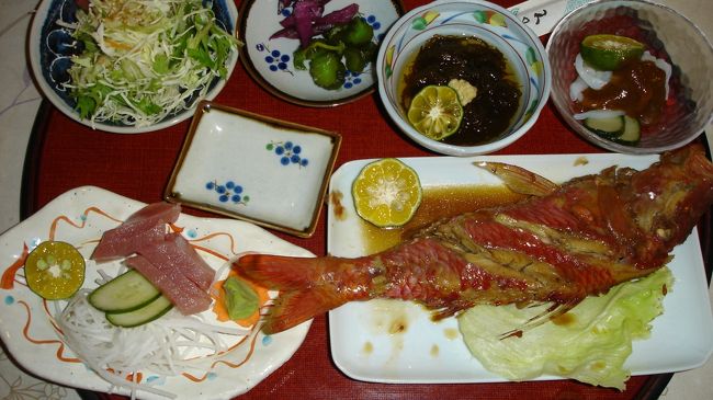 次の写真と同じ日の食事です。<br />見て見て！メインの魚が夫と私で違うの。