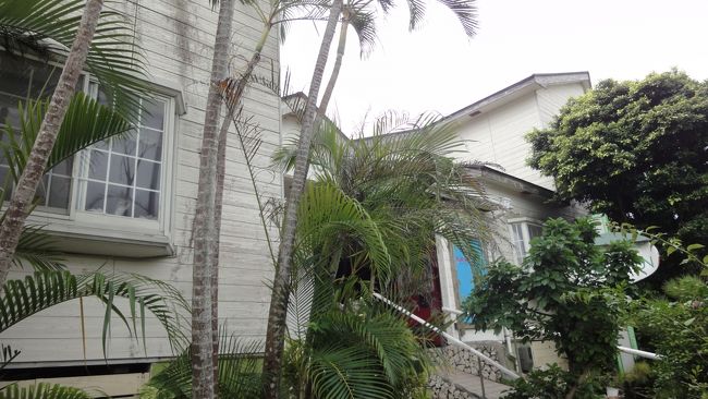 一階のオープンスペースがけっこう広く、機材を洗う<br />水槽もあるのですが、水に藻が　(-_-;)<br />結局、近くにあったポリバケツを洗って使いました。<br />外観も、手入れができていれば雰囲気があって良いのに、<br />これも島標準なのか？としたら、又しても迷宮にハマって<br />しまったような気分にさせられます。