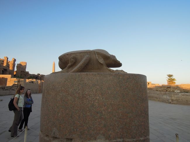 石像スカラベの周りを反時計周り7周すると願いがかなう?<br />