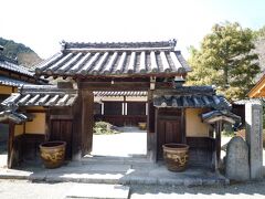 後醍醐天皇の御信任が最も厚かった楠木正成公も、この寺にゆかりがあります。 

中院への門の脇に、楠公学問所の碑が立っておりました。 

中院は楠木家の菩提寺で、正成公が８歳から１５歳までの間に学んだ場所であり、また嫡子正行公がまだ幼い時、足利から送れらた父の首級を見て切腹しようとした場所でもあります。