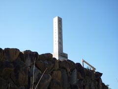 後醍醐天皇の挙兵を知ると、大楠公はそれに呼応して下赤坂城に兵を挙げます。 

下赤坂城跡は現在、中学校の敷地を通って行かなければならない場所にあります。 

武運尽きた後醍醐天皇が幕府によって隠岐に遷されると、大楠公は死を装って姿を隠します。 

これは、危険分子が生きていることが後醍醐天皇の玉体を危うくすると考えた彼の計略でした。