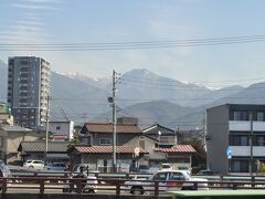 松本駅にもうすぐ到着。本日はあの山を目指します！！