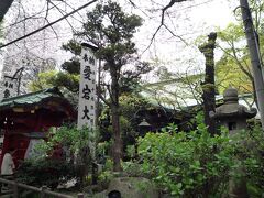 愛宕神社は、江戸幕府が開かれた慶長８年、将軍徳川家康公の命によって江戸の火防の神として祀られました。 

神社のホームページには、愛宕神社と愛宕山にまつわる秘話が紹介されていますが、そこから一つ。 

愛宕山にはＮＨＫの最初の放送局が置かれ、日本で初めての生中継は、陸軍参謀本部の馬丁だった岩木利夫が、馬で愛宕神社の石段を登った状況を中継したものだったそうです。
