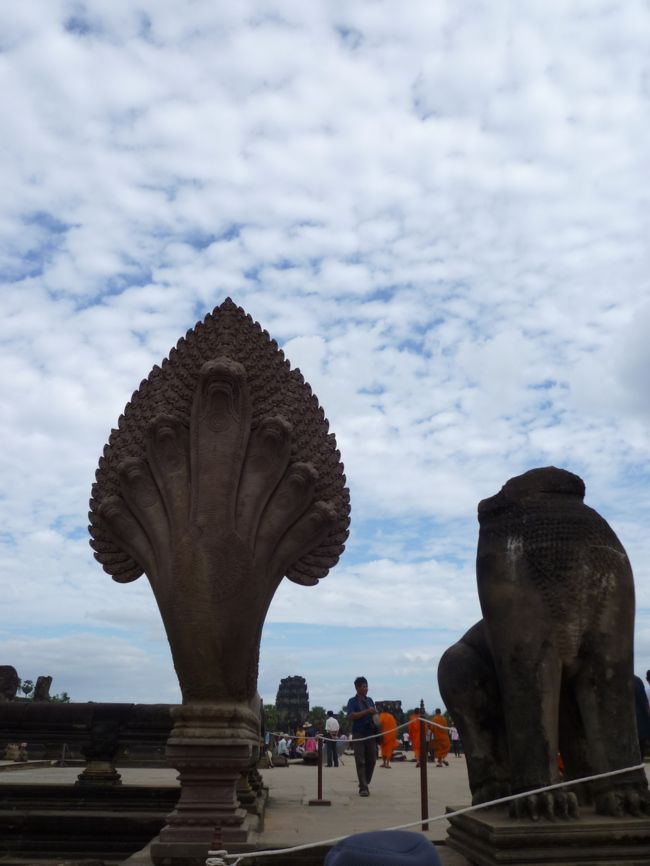 アンコール・ワットのナーガとシンハ像