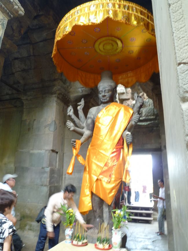 ヴィシュヌ神<br />高さ4ｍもあります