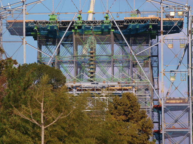 ゆく秋の大和の国の薬師寺の　塔の上なるひとひらの雲<br /><br />　　　　　　佐々木　信綱<br /><br />　　　　　　　　　　　　　　　　塔の上なる工事現場