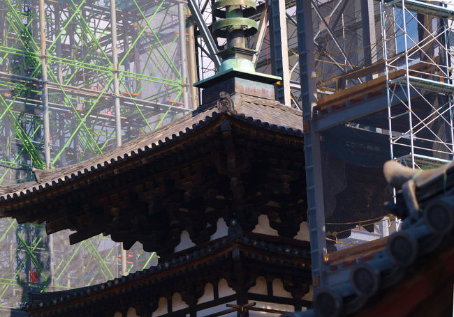 鉄骨に囲まれた　塔　上部