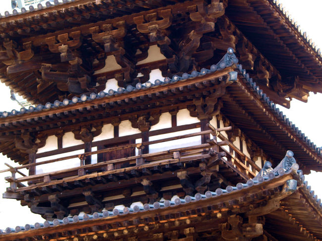 １３００年　兵火あり　天災あり<br /><br />　　見続けた　薬師寺さん　東塔<br /><br />　　　　１３００年の間　守った人々