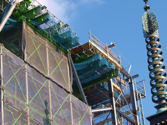 修理　復活を待つ　相輪