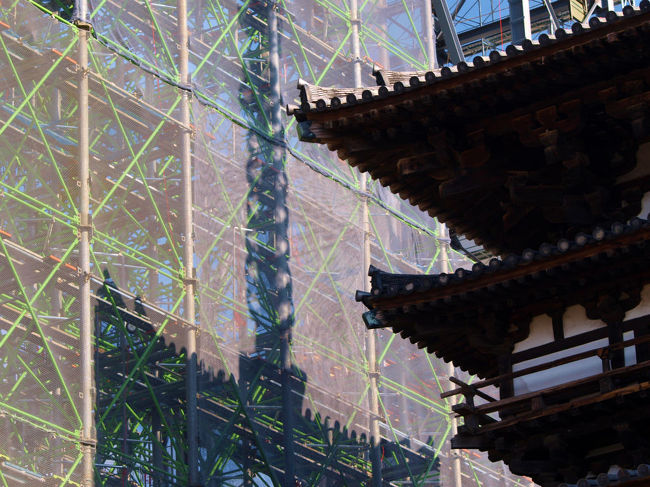 工事の覆いが塔の姿が映ります。