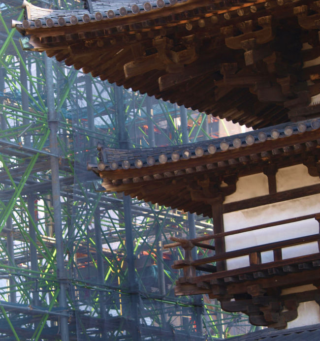 白壁の美しさ<br /><br />　額縁のように囲む木材