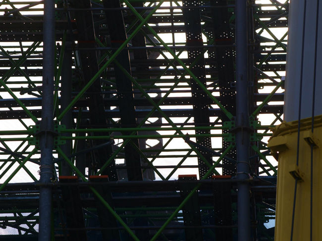 現場の合間に見える　相輪