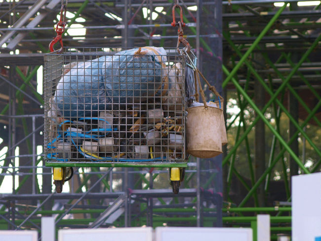 クレーンが何やら降ろしてきました。