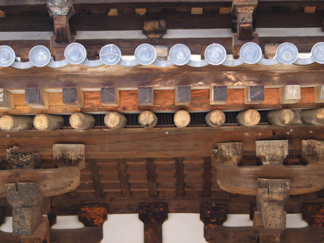 木々の一本一本１３００年の歴史<br /><br />瓦一つ一つが１３００年の歴史<br /><br />瓦に針金が見えて　いつの頃　ここまで登り修理の跡