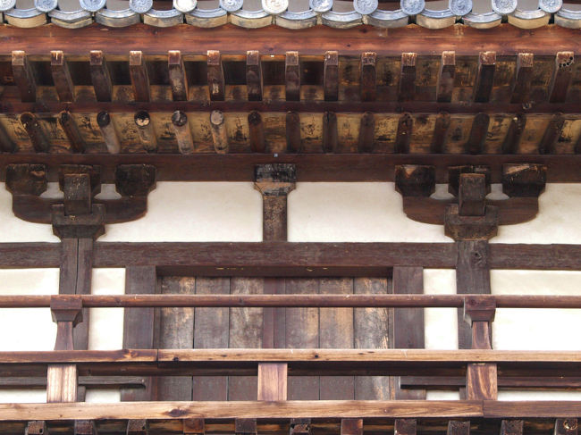 １３００年の間　何度　修理されたでしょう<br /><br />　　この扉を開けて