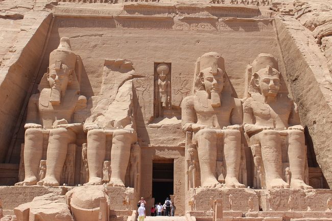 高さ20ｍのアブシンベル大神殿は、ラムセス２世像が並びます。