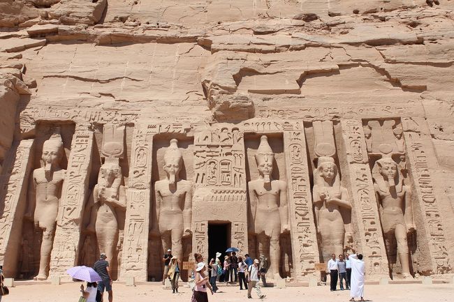 アブシンベル小神殿は、王妃ネフェルタリのために建造した神殿です。