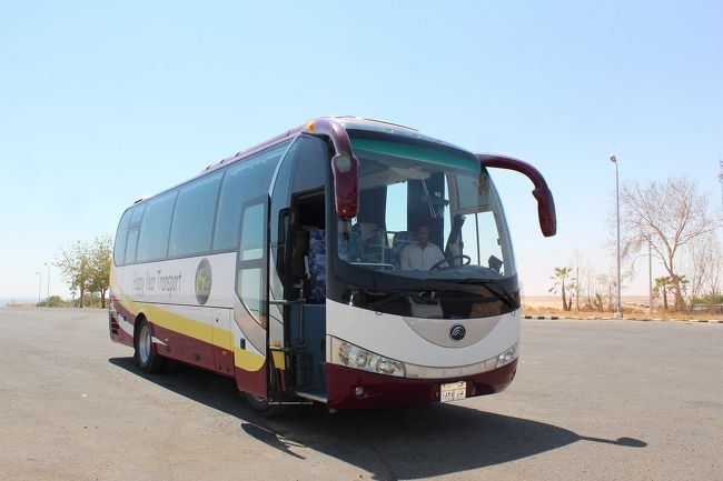 チャーターしたバス