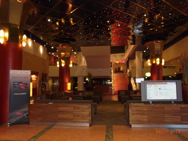 フェリーターミナルからタクシーでヘルシンキのホテル、ソコス・プレジデンティへ到着！！<br />そうそうここです前回もお世話になったホテル。<br />ホテルは指定なしだったのですが、たまたま同じホテルでした。<br />懐かしい！！<br />入口を入ったところで後ろから呼び止められた･･･<br />さっきのタクシーの運ちゃん。そして目の前に差し出されたのは<br />私のパスポートケース！！なんとユーロの現金も全部入ってるのでした。(＠_＠;)（汗）<br />タクシー代をユーロで払う為に出したときに車の中に落としたらしい。<br />次に乗ろうとしていたお婆さんが拾ってくれたのだろう。<br />キートス(ありがとう)と言いながら受け取り、もしこのまま戻ってこなかった時の事を考えると恐ろしいくなった。<br />以前、海外出張の多い友人がニースでパスポートも現金も何もかもすられた経験談を語っていた。<br />段取りはそれで分かっていたのだが、何せ言葉が・・・<br />友達はストックホルムで私はヘルシンキで、２人共ギリギリの所で失わずに済んだ旅なのでした。<br /><br />