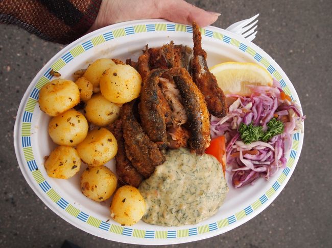 私が一番気に入ったのは、お皿に乗ってるタルタルソース。<br />日本より若干甘め。ハーブとピクルスの味がよく効いていて、ピクルスに使うお酢が少し甘いようですね。<br />これがお魚とまたよく合うんです！