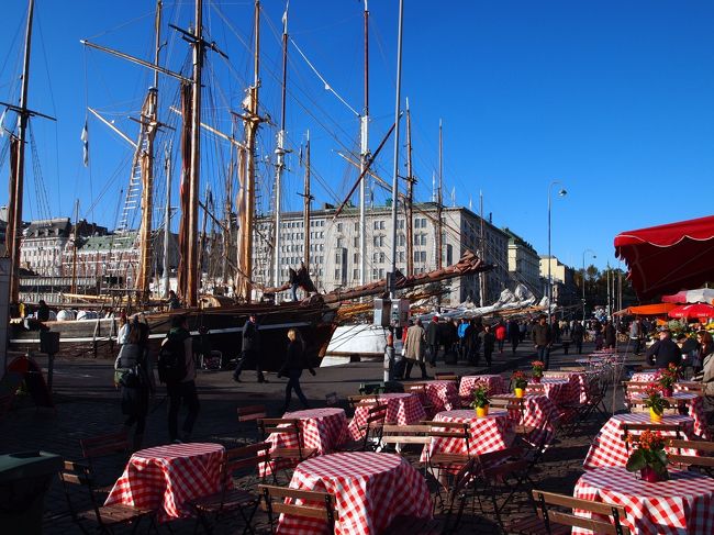 ありました屋台！！ここも２月にはありませんでした。<br />赤い屋台と青空がとってもいい感じでしょ！<br />
