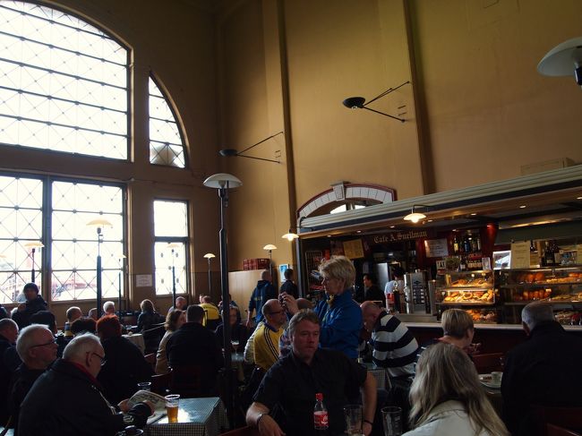 ここはマーケット内のフードコート的な感じ。