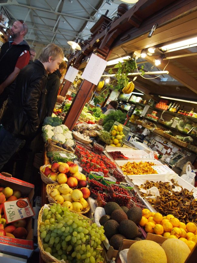 マーケット内は活気があります。