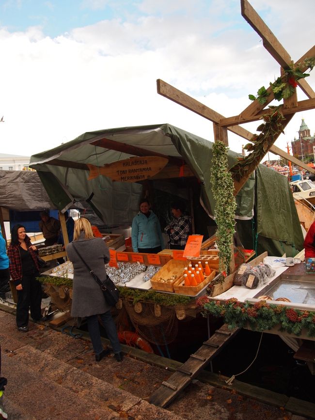 今日はニシン祭りの最終日。<br />港に付けた船がたくさん並び、屋台になっているのです。<br />海産物の缶詰、瓶詰め、干物などが売られています。<br />この中にあの世界一臭い缶詰は売っているのでしょうか？<br />ご存知ですか？世界一臭い缶詰！！<br />ニシンを麹に漬け発酵させたものらしいです。<br />ものすごい悪臭で室内であけるのは無理です。<br />なぜなら缶を開けたとたん中の臭い汁が噴水の様に飛び出すのだそうです。<br />旅行前に会社の後輩が得意先から頂いてきました。<br />開封したものをジップロックの２重パック。それでもとても臭かった。<br />フィンランド人も今はあまり食べる人がいないようです。<br />ガイドブックにも載っておらず、それだけ危険なものなのでしょうね！