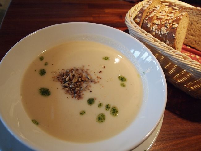 ありましたお目当てのスープ屋さん。<br />残念ながら２月に食べたブルーチーズのスープは無く、今日のクリームスープはカリフラワーのスープでした。<br />パン付きで８ﾕｰﾛくらいだったかな？<br />スープは丼サイズですのでこれも２人で半分ずつ（*^_^*）<br />スープでほっこり温まり再び外へ