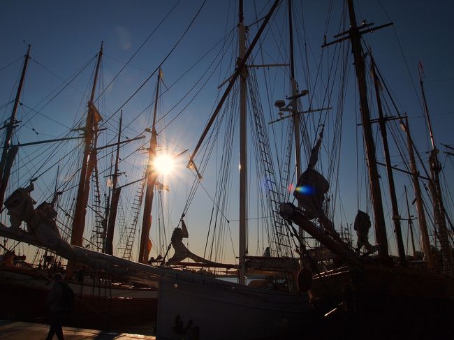 横にはたくさん船が停まっていて、これぞ港のマーケット！！