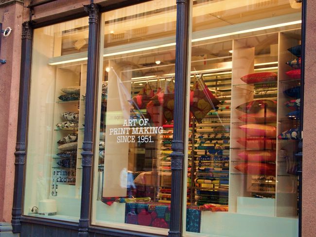 またまたマリメッコこちらでも少し買い足す。<br />布もたくさん売ってます。<br />１ｍ３０００円くらいから日本よりやっぱり１０００円くらい安いです。<br />ストックホルムで購入したコンバースはこの店にはやはりサイズがありませんでした。<br />買ってて良かった｡｡｡