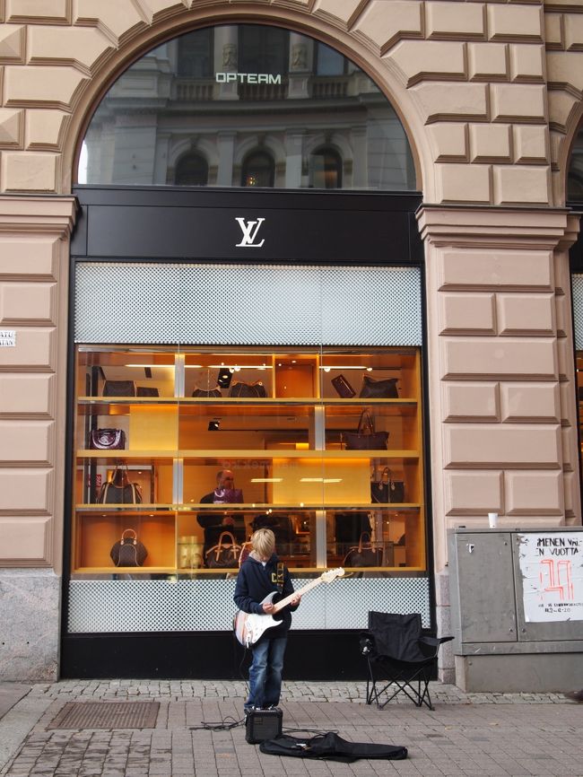 マリメッコの横ヴィトンのウィンドウの前でかわいい男の子がギターを弾いていました。<br />とっても上手。ギャラリーもたくさん集まり盛り上がっていました。<br />将来大物になるのでしょうか？？<br />フィンランドは音楽も盛んでヘルシンキにはシベリウス公園もあります。<br /><br />