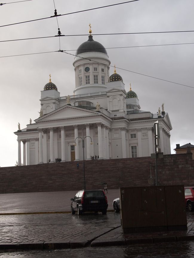 そして歩いて５分ほどのヘルシンキ大聖堂辺りを散策中にすごい雨が･･･<br />さっきまで晴れてたやん〜。<br />マリメッコで購入したばかりの折りたたみ傘が大活躍<br />ヘルシンキ大聖堂の向側の建物にも手作りの雑貨や小物の店がたくさんありました。<br />