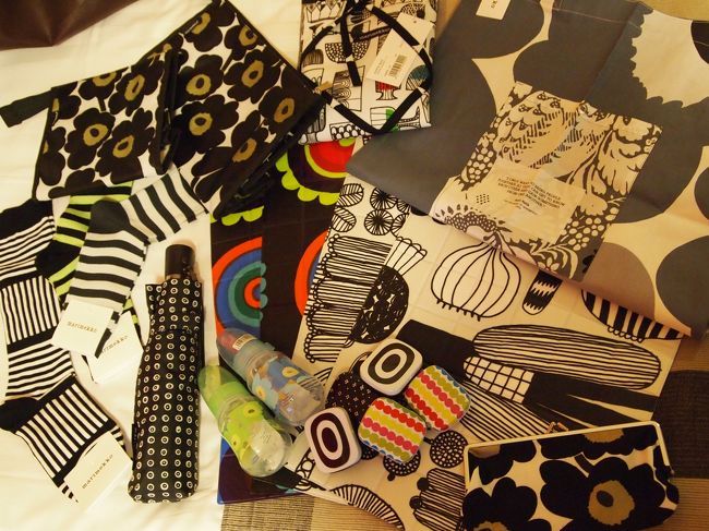 一度ホテルに戻り部屋へ。<br />友達はデパートへ行くと一人で外出。<br />その間私は購入したマリメッコ達を撮影！！<br />しかしたくさん買ったな?