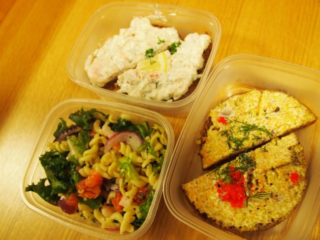 友達無事帰ってきました。<br />Stockmanというデパートが創業祭の様で全館セールをやっていたらしいのですが、結局収穫は無かった様です。<br />本日の夜ごはん。<br />マーケットで購入したシーフードのオープンサンドと、スーパーで購入したマカロニサラダ。<br />オープンサンドも半分に切ってとお願いしてちゃんと切ってもらいました。