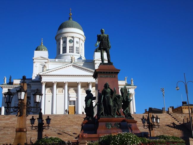 ヘルシンキ大聖堂。<br />今日はいい天気で良かった。<br />北欧の写真を撮るにはこの青い空は欠かせませんよね！<br />２月に来た時は、空と大聖堂の屋根と銅像以外は真っ白でした。<br />雪の長い石段を上がるのは大変そうだったので、下から写真を写しただけだった。<br />今回は中へ入ってみることに。<br />中は写真禁止だったので残念ですが、とてもシンプルな作りのきれいな教会です。<br />日曜日だったのでミサに来た現地の人たちがいっぱいでした。