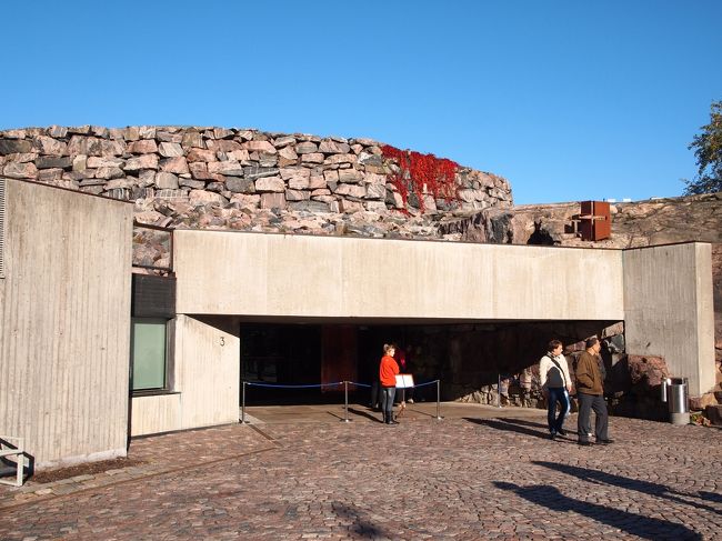 テンペリアウキオ教会<br />この教会は２月は修復工事中のため観光できなかった。<br />フィンランドの地層は土を少し掘るとすぐに岩盤が出てくるらしくその地層を利用したユニークな建物です。