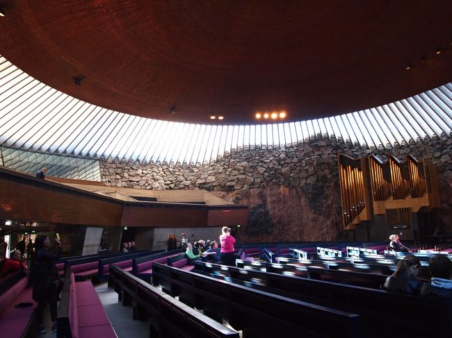 内装の壁は岩盤がむき出しになっている。<br />その上に１８０枚のガラス窓と円盤のような大きな屋根。<br />音響効果に優れているためコンサートなども行われるそうです。