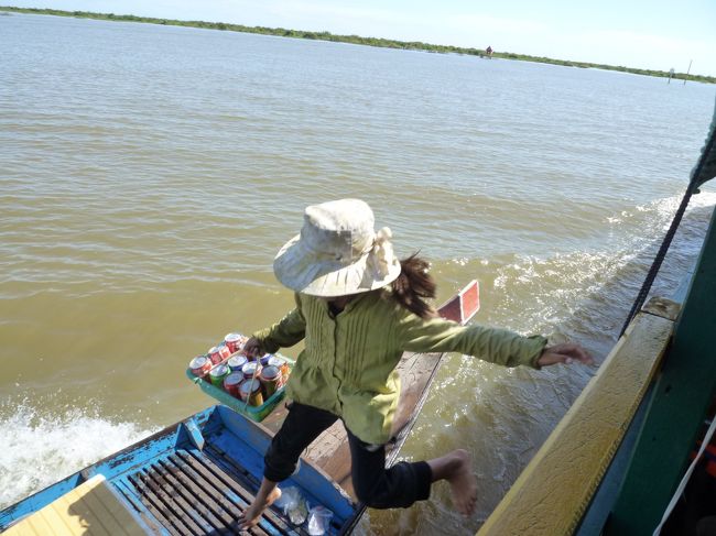 物売りの少女が自分の船に戻ります<br />