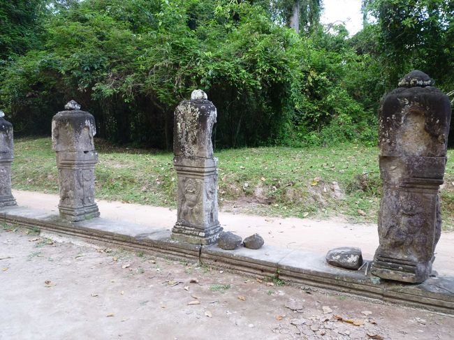 プリア・カン：聖なる剣<br />参道に並ぶリンガを模した彫刻