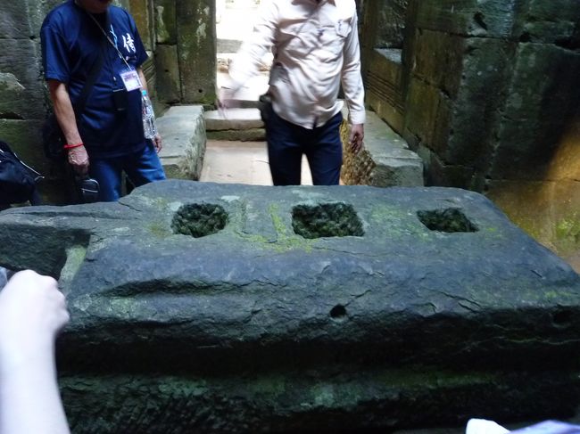 3つの穴が開いたリンガ<br />ブラフマー神、シヴァ神、ヴィシュヌ神を祀っている