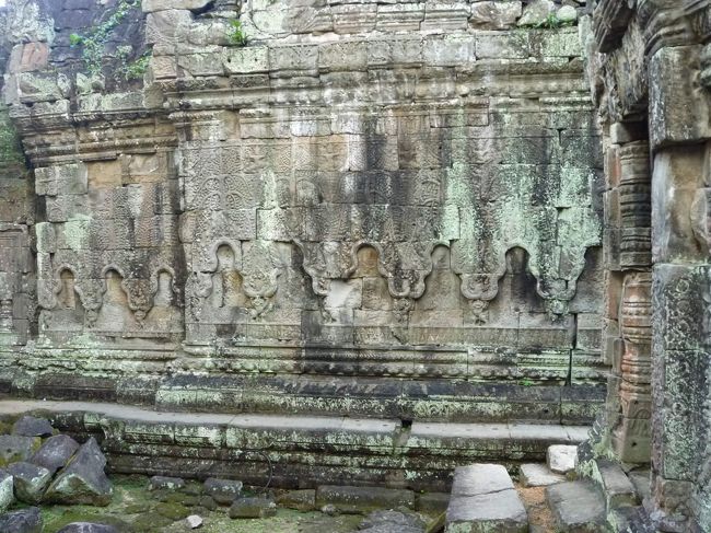 仏像のレリーフが削られてます