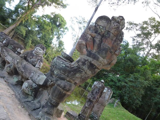 ナーガの胴体を引き合う阿修羅