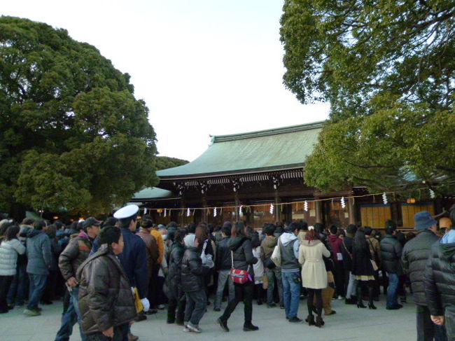 やっと本殿に。<br />この先、巨大賽銭箱が有ります。