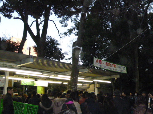 原宿駅は参拝客用に裏口の臨時改札口を開放してました。<br /><br />裏口から入場します。