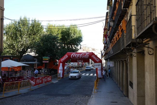 トレド駅からはタクシで街に！　　今日は自転車レースが開催されるようで、ゴールがセットされています。