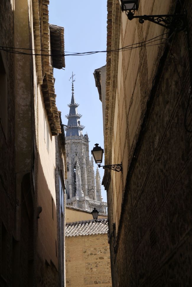 トレドの街からトレド大聖堂を望む<br />