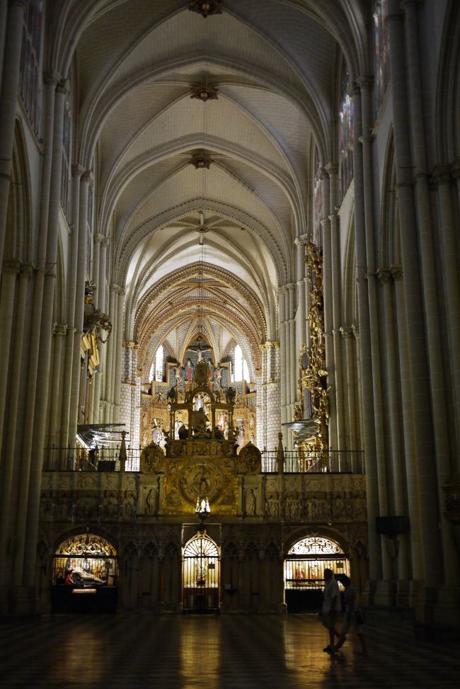 サンタ・マリア・デ・トレド大聖堂（Catedral de Santa María de Toledo）は、スペイン・トレドにあるカトリックの大聖堂。現在、トレド大司教座が置かれている（トレド大司教は、スペイン・カトリック教会の首位聖職者とされている）。<br /> <br />1226年、カスティーリャ王フェルナンド3世時代に建設が始まり、カトリック両王時代の1493年に完成した。その構造は13世紀のフランスゴシック様式の影響を大きく受け、ブールジュのサン＝テチエンヌ大聖堂を模したとされる。しかし、ムデハル様式など、スペイン独自の特徴が加わっている。全長120mで幅が59m。<br />