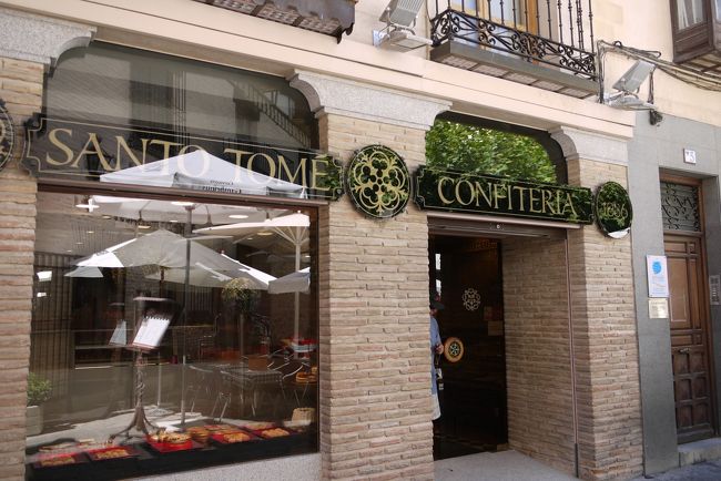 1850年代に創業した老舗のお菓子屋さんがサント・トメ教会の近くにあり、その名も同じ「サント・トメ」。<br />餃子のような形のお菓子はアーモンドの粉など使用した名物の（マサパン）。修道女が昔、教会で焼いてみんなに配ったと言われるマジパンの語源とのことです。<br /><br />